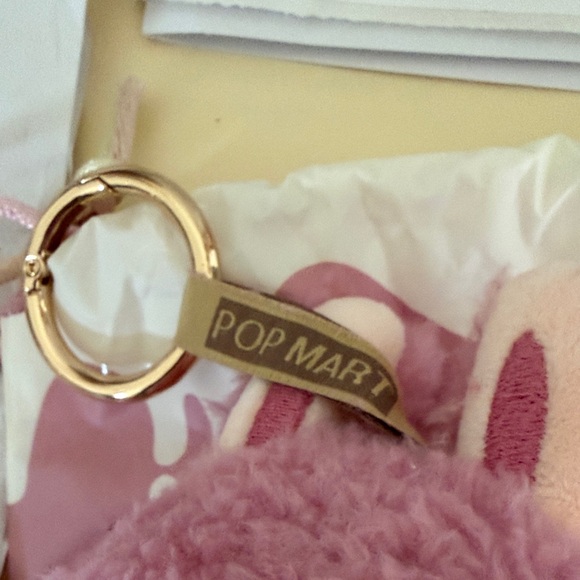 Macaron Labubu - Lychee Berry - Picture 5 of 6